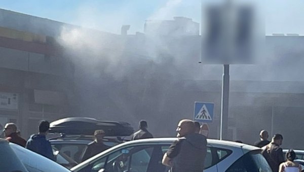 ПОЖАР У ПАНЧЕВУ: Густ дим прекрио улице код тржног центра, на терен стигли ватрогасци (ФОТО) ПОЖАР У ПАНЧЕВУ: Густ дим прекрио улице код тржног центра, на терен стигли ватрогасци (ФОТО)