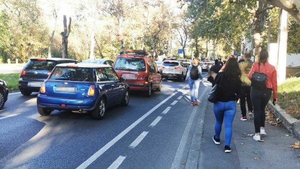 ВЕЛИКЕ ГУЖВЕ ЈУТРОС У БЕОГРАДУ: Колоне на Аутокоманди, грађани пешаче (ФОТО/ВИДЕО)