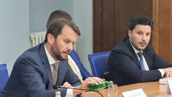 ОГЛАСИО СЕ АБАЗОВИЋ О ШВЕРЦУ ЦИГАРЕТА: Коњевић заштитник мафије у Црној Гори ОГЛАСИО СЕ АБАЗОВИЋ О ШВЕРЦУ ЦИГАРЕТА: Коњевић заштитник мафије у Црној Гори