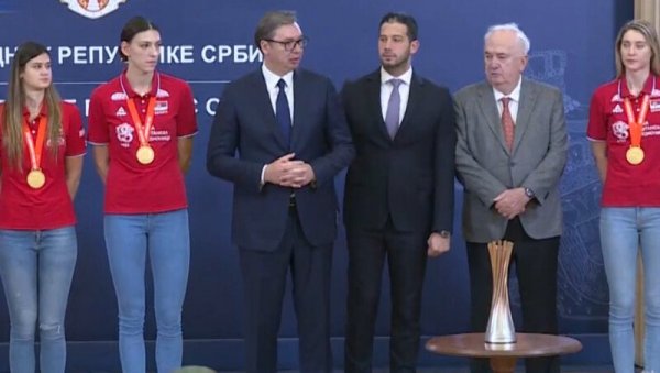 ВУЧИЋ ДОЧЕКАО СВЕТСКЕ ШАМПИОНКЕ: Најбољи резултат који је икад остварио било који тим у екипним спортовима ВУЧИЋ ДОЧЕКАО СВЕТСКЕ ШАМПИОНКЕ: Најбољи резултат који је икад остварио било који тим у екипним спортовима