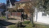 УЗНЕМИРУЈУЋЕ: Погребници износе тело мушкарца који се разнео бомбом у породичној кући у Вршцу