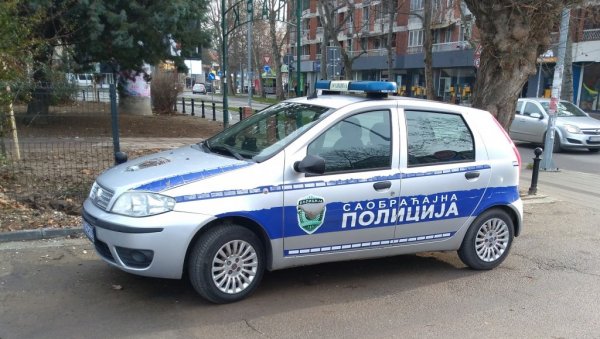 ТРИ ОСОБЕ ЛАКШЕ ПОВРЕЂЕНЕ: У Јужнобачком округу за дан се догодило осам саобраћајних несрећа ТРИ ОСОБЕ ЛАКШЕ ПОВРЕЂЕНЕ: У Јужнобачком округу за дан се догодило осам саобраћајних несрећа