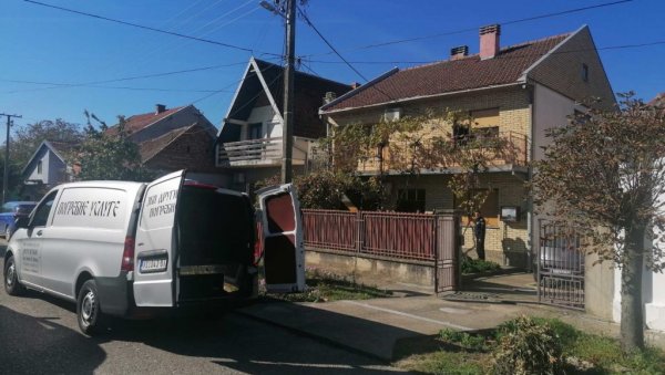 РАЗНЕО СЕ НА СПРАТУ КУЋЕ: Стравичном догађају претходила свађа - нови детаљи трагедије у Вршцу (ФОТО/ВИДЕО) РАЗНЕО СЕ НА СПРАТУ КУЋЕ: Стравичном догађају претходила свађа - нови детаљи трагедије у Вршцу (ФОТО/ВИДЕО)