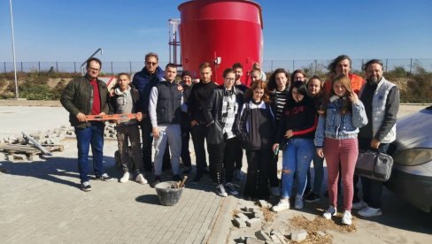 ENERGETSKA EFIKASNOST U PRAKSI: Gimnazijalci iz Zrenjanina uz vetrenjaču i biogasnu farmu u selu Melenci i vetroparku u Kovačici ENERGETSKA EFIKASNOST U PRAKSI: Gimnazijalci iz Zrenjanina uz vetrenjaču i biogasnu farmu u selu Melenci i vetroparku u Kovačici