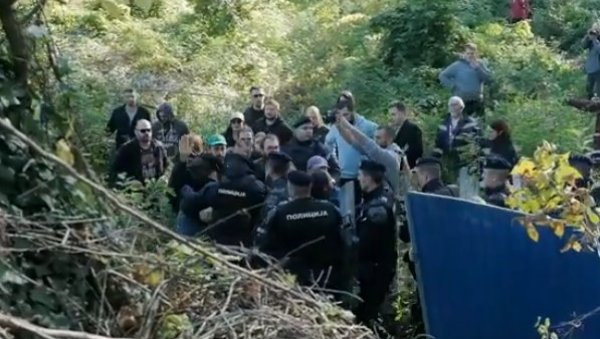 ВУЧЕВИЋ О ИНЦИДЕНТИМА НА ШОДРОШУ: Нека пробају у Америци да коче изградњу моста, њих 30 нема права да малтретира цео град ВУЧЕВИЋ О ИНЦИДЕНТИМА НА ШОДРОШУ: Нека пробају у Америци да коче изградњу моста, њих 30 нема права да малтретира цео град