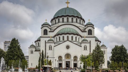 KRSTITE SE KADA PROLAZITE PORED CRKVE: Sveštenik objašnjava - samo pomodarstvo ili hrišćanski čin?