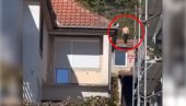 ДРАМА У КРАГУЈЕВЦУ: Изазвао несрећу, скинуо се го до појаса па побегао на кров (ВИДЕО) ДРАМА У КРАГУЈЕВЦУ: Изазвао несрећу, скинуо се го до појаса па побегао на кров (ВИДЕО)