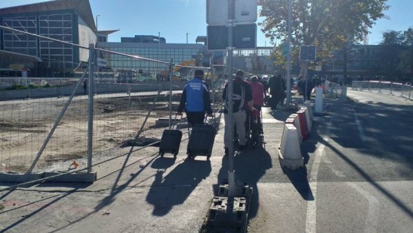 БЕЛИ ПОПУТ ПРВОГ КОМШИЈЕ: Ученици су их већ упознали, јер им ових дана службеници помажу да безбедно стигну од куће до школе БЕЛИ ПОПУТ ПРВОГ КОМШИЈЕ: Ученици су их већ упознали, јер им ових дана службеници помажу да безбедно стигну од куће до школе