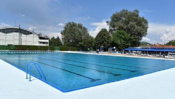 ВЕЛИКИ БРОЈ БЕОГРАЂАНА УВЕЛИКО КОРИСТИ ЗНАЧАЈНЕ ПОГОДНОСТИ: Картице за базен и ГСП има 170.000 суграђана ВЕЛИКИ БРОЈ БЕОГРАЂАНА УВЕЛИКО КОРИСТИ ЗНАЧАЈНЕ ПОГОДНОСТИ: Картице за базен и ГСП има 170.000 суграђана