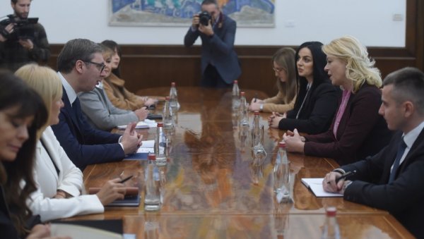 ВУЧИЋ СЕ САСТАО СА ДАНИЈЕЛОМ ЂУРОВИЋ: Наставићемо да јачамо пријатељске везе (ФОТО) ВУЧИЋ СЕ САСТАО СА ДАНИЈЕЛОМ ЂУРОВИЋ: Наставићемо да јачамо пријатељске везе (ФОТО)