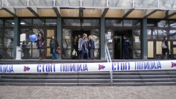 МУШКАРАЦ ПОЗВАО ЦЕНТРАЛУ: Евакуисана зграда судских органа у Новом Саду због дојаве о бомби МУШКАРАЦ ПОЗВАО ЦЕНТРАЛУ: Евакуисана зграда судских органа у Новом Саду због дојаве о бомби
