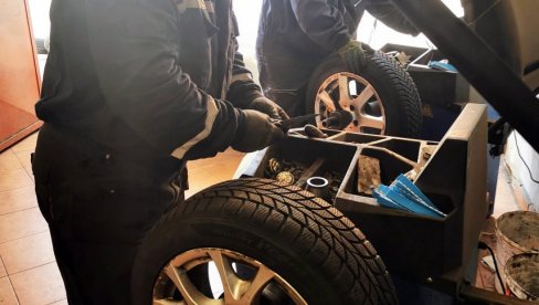 OD DANAS SU OBAVEZNE ZIMSKE GUME: Kazne od 10.000 do 800.000 dinara prete vozačima u Srbiji OD DANAS SU OBAVEZNE ZIMSKE GUME: Kazne od 10.000 do 800.000 dinara prete vozačima u Srbiji