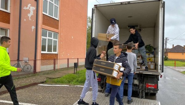ПОКЛОНИ ВРЕДНИ 1,5 МИЛИОНА ДИНАРА: Основној школи у Лешници стигли најсавременији компјутери (ФОТО) ПОКЛОНИ ВРЕДНИ 1,5 МИЛИОНА ДИНАРА: Основној школи у Лешници стигли најсавременији компјутери (ФОТО)