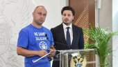 ČEKAJU POTEZ DRŽAVE: Železarci danonoćno na krovu fabrike, nadaju se odluci EPCG ČEKAJU POTEZ DRŽAVE: Železarci danonoćno na krovu fabrike, nadaju se odluci EPCG