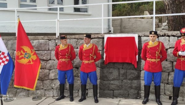 СРАМНА ИЗЈАВА КРИВОКАПИЋА: Спомен плоча у Морињу бити вечна (ФОТО) СРАМНА ИЗЈАВА КРИВОКАПИЋА: Спомен плоча у Морињу бити вечна (ФОТО)