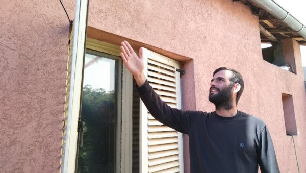 СЛАВОЉУБ ЈЕ ЈУТРОС ИМАО НЕОБИЧНОГ ГОСТА: Пришао сам прозору, јер су керови лајали и имао сам шта да видим (ФОТО) СЛАВОЉУБ ЈЕ ЈУТРОС ИМАО НЕОБИЧНОГ ГОСТА: Пришао сам прозору, јер су керови лајали и имао сам шта да видим (ФОТО)