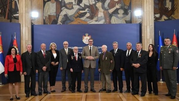 ВУЧИЋ СА ДЕЛЕГАЦИЈОМ СУБНОР: Посебно почаствован што сам могао да стегнем руку и двојици бораца који су учествовали у ослобађању Београда ВУЧИЋ СА ДЕЛЕГАЦИЈОМ СУБНОР: Посебно почаствован што сам могао да стегнем руку и двојици бораца који су учествовали у ослобађању Београда