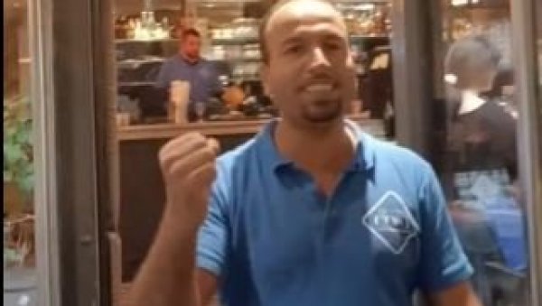 УЗ ЖИВЕО ПУТИН ИЗБАЦИО УКРАЈИНКЕ ИЗ КАФИЋА: Инцидент у Паризу који је подигао друштвене мреже на ноге (ВИДЕО) УЗ ЖИВЕО ПУТИН ИЗБАЦИО УКРАЈИНКЕ ИЗ КАФИЋА: Инцидент у Паризу који је подигао друштвене мреже на ноге (ВИДЕО)