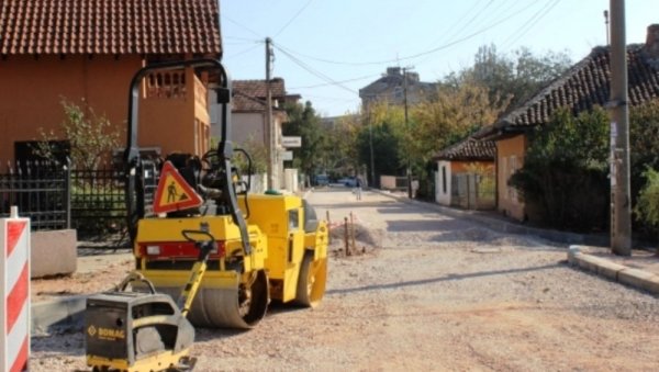 ОД ПОНЕДЕЉКА АСФАЛТИРАЊЕ: Важна улица у Параћину добија нови коловоз ОД ПОНЕДЕЉКА АСФАЛТИРАЊЕ: Важна улица у Параћину добија нови коловоз