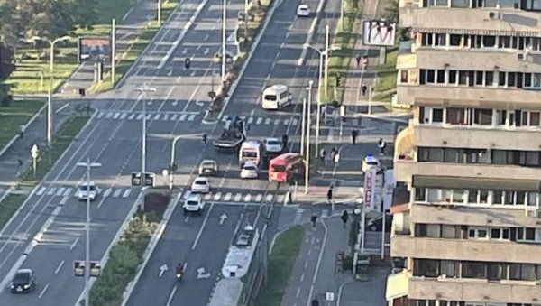 САОБРАЋАЈНА НЕСРЕЋА НА НОВОМ БЕОГРАДУ: Судар комбија и аутомобила - има више повређених САОБРАЋАЈНА НЕСРЕЋА НА НОВОМ БЕОГРАДУ: Судар комбија и аутомобила - има више повређених