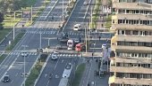 САОБРАЋАЈНА НЕСРЕЋА НА НОВОМ БЕОГРАДУ: Судар комбија и аутомобила - има више повређених САОБРАЋАЈНА НЕСРЕЋА НА НОВОМ БЕОГРАДУ: Судар комбија и аутомобила - има више повређених