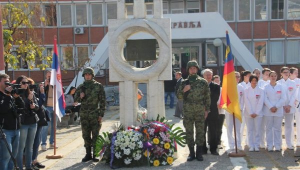 ВРАЊЕ ОДАЈЕ ПОЧАСТ ХЕРОИНАМА ВЕЛИКОГ РАТА: Венци и цвеће за храбре жене Шкотске ВРАЊЕ ОДАЈЕ ПОЧАСТ ХЕРОИНАМА ВЕЛИКОГ РАТА: Венци и цвеће за храбре жене Шкотске
