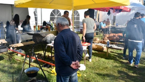 У ЧАСТ ЊЕНОГ ВЕЛИЧАНСТВА - ШЉИВЕ: Дани грејане ракије у Буковици код Краљева, откривен и лек за мамурлук У ЧАСТ ЊЕНОГ ВЕЛИЧАНСТВА - ШЉИВЕ: Дани грејане ракије у Буковици код Краљева, откривен и лек за мамурлук
