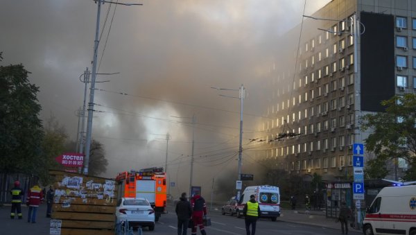 УКРАЈИНА У МРАКУ, УЗ СИРЕНЕ: Запад Кијеву обећао пошиљку генератора, Руси интензивније гађају и железничку инфраструктуру УКРАЈИНА У МРАКУ, УЗ СИРЕНЕ: Запад Кијеву обећао пошиљку генератора, Руси интензивније гађају и железничку инфраструктуру