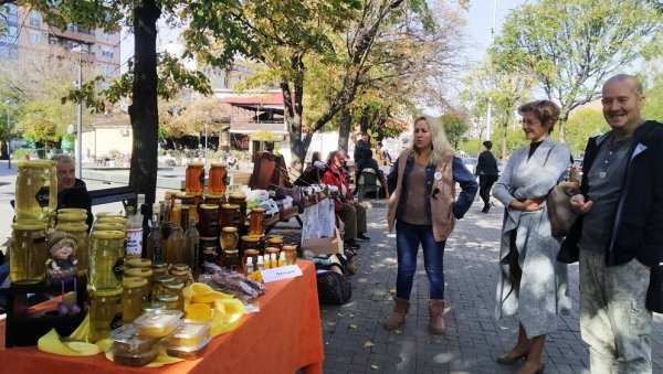 “МЕДНИ ДАН“ У ПАРАЋИНУ: У центру града одржан мини-сајам произвођача меда (ФОТО)