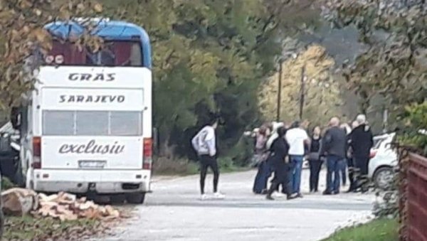 НАКОН ПРИЈАВЕ О ДОЛАСКУ СУМЊИВИХ ЛИЦА ИЗ БиХ У ЦРНУ ГОРУ: Пријављени увозни гласачи, стигли играчи НАКОН ПРИЈАВЕ О ДОЛАСКУ СУМЊИВИХ ЛИЦА ИЗ БиХ У ЦРНУ ГОРУ: Пријављени увозни гласачи, стигли играчи