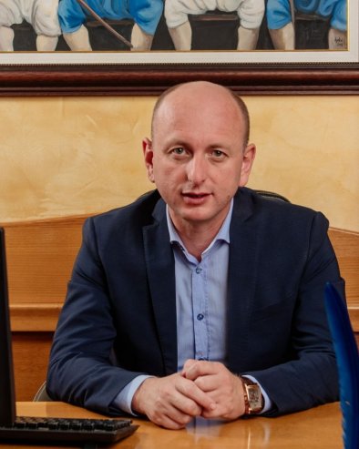 СТРАНИМ ДЕЛЕГАЦИЈАМА ПО ЦРТУ БЕЛОГ Милан Кнежевић открио три основна производа Црне Горе: Нафта, цигарете, кокаин