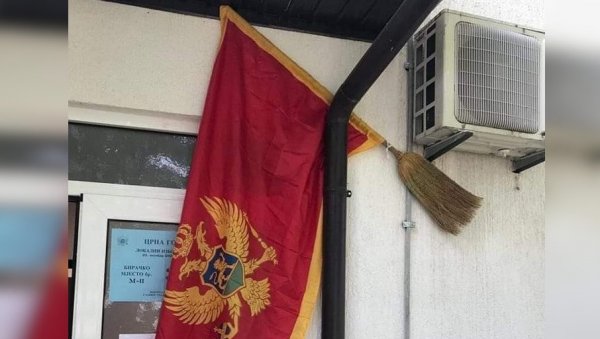 ДРЖАВНА ЗАСТАВА НА - МЕТЛИ: Нови скандал на изборима у Црној Гори ДРЖАВНА ЗАСТАВА НА - МЕТЛИ: Нови скандал на изборима у Црној Гори