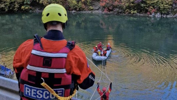 ДРАМА НА ВЕЛИКОЈ МОРАВИ! Мушкарац испао из чамца и почео да се дави