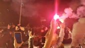 ВЕСЕЛИ СЕ СРПСКИ РОДЕ! Подгорица слави дебакл ДПС уз ватромет и бакље (ВИДЕО) ВЕСЕЛИ СЕ СРПСКИ РОДЕ! Подгорица слави дебакл ДПС уз ватромет и бакље (ВИДЕО)