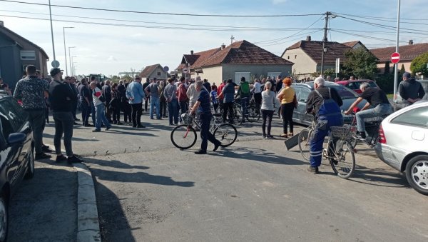 КРАЈ РАДОВА ИЛИ БЛОКАДА САОБРАЋАЈА: Протест у Батајници због спорог завршетка надвожњака, на који се дуго чекало КРАЈ РАДОВА ИЛИ БЛОКАДА САОБРАЋАЈА: Протест у Батајници због спорог завршетка надвожњака, на који се дуго чекало