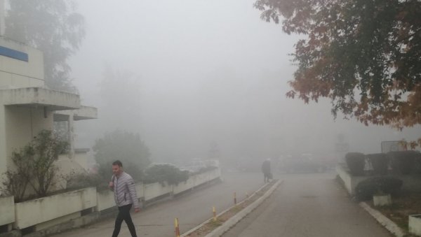 КРАЉЕВО СЕ БУДИ У ОБЛАКУ ДИМА: Пожар на градској депонији, који је букнуо још 22. октобра, изазвао еколошки инцидент у граду на Ибру КРАЉЕВО СЕ БУДИ У ОБЛАКУ ДИМА: Пожар на градској депонији, који је букнуо још 22. октобра, изазвао еколошки инцидент у граду на Ибру