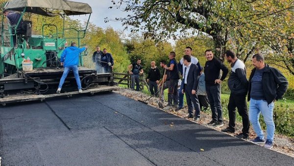ЈЕЗЕРО МЕЗГРАЈА БЛИЖЕ ТУРИСТИМА: У Угљевику у току асфалтирање путева ЈЕЗЕРО МЕЗГРАЈА БЛИЖЕ ТУРИСТИМА: У Угљевику у току асфалтирање путева