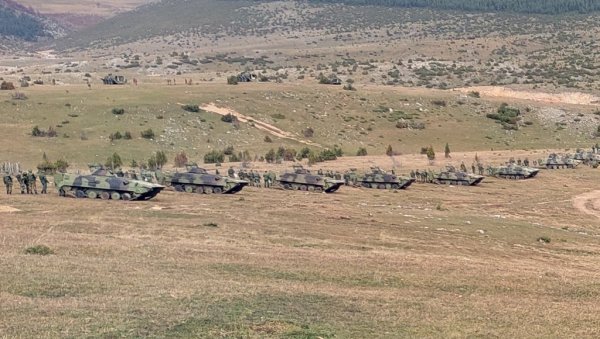 ПОГЛЕДАЈТЕ - МАНЕВРИ 2022 ВОЈСКЕ СРБИЈЕ: Здружена вежба свих родова (ФОТО) ПОГЛЕДАЈТЕ - МАНЕВРИ 2022 ВОЈСКЕ СРБИЈЕ: Здружена вежба свих родова (ФОТО)