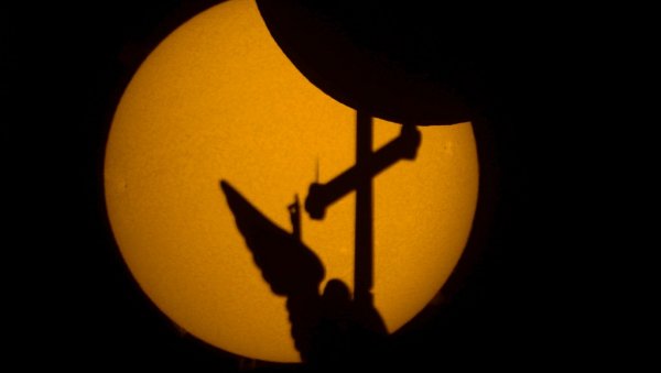 ДЕСИЋЕ СЕ 8. АПРИЛА И ТРАЈАЋЕ ЧЕТИРИ И ПО МИНУТА: Потпуно помрачење Сунца - један од најлепших призора у природи ДЕСИЋЕ СЕ 8. АПРИЛА И ТРАЈАЋЕ ЧЕТИРИ И ПО МИНУТА: Потпуно помрачење Сунца - један од најлепших призора у природи