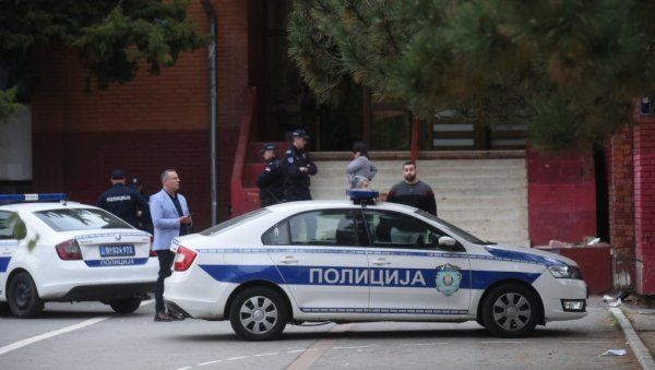 ДРУГАРИЦЕ СУ ВРИШТАЛЕ И НИСУ ХТЕЛЕ ДА СЕ ОДВОЈЕ: Миријево у шоку после трагичне смрти девојчице - пала је на улазу у школу ДРУГАРИЦЕ СУ ВРИШТАЛЕ И НИСУ ХТЕЛЕ ДА СЕ ОДВОЈЕ: Миријево у шоку после трагичне смрти девојчице - пала је на улазу у школу