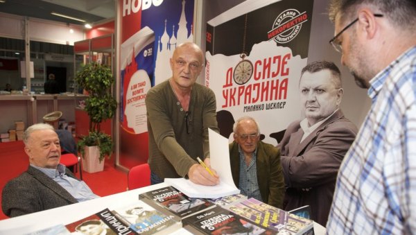 ОПИСАНЕ СВЕ ТАЈНЕ НЛО: Драган Вујичић потписивао своју књигу на штанду Новости на Сајму ОПИСАНЕ СВЕ ТАЈНЕ НЛО: Драган Вујичић потписивао своју књигу на штанду Новости на Сајму
