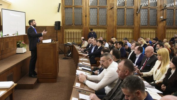ГРЕЈАЊЕ ПОЧИЊЕ 1. НОВЕМБРА: Главна тема и уједно тачка спорења власти и опозиције на седници Скупштине града била одлагање рада топлана ГРЕЈАЊЕ ПОЧИЊЕ 1. НОВЕМБРА: Главна тема и уједно тачка спорења власти и опозиције на седници Скупштине града била одлагање рада топлана