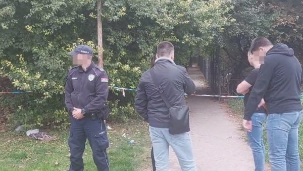 ЗАПЛЕЊЕНА ДВА ЏАКА МАРИХУАНЕ У БАТАЈНИЦИ: Чим су видели полицију, дали се у бег - један младић ухапшен, за другим се трага (ВИДЕО) ЗАПЛЕЊЕНА ДВА ЏАКА МАРИХУАНЕ У БАТАЈНИЦИ: Чим су видели полицију, дали се у бег - један младић ухапшен, за другим се трага (ВИДЕО)