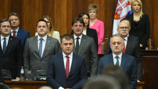 ЗАКЛИЊЕМ СЕ НА ОДАНОСТ РЕПУБЛИЦИ СРБИЈИ: Прочитајте речи заклетве коју ће изговорити министри, посебно се помиње Косово и Метохија ЗАКЛИЊЕМ СЕ НА ОДАНОСТ РЕПУБЛИЦИ СРБИЈИ: Прочитајте речи заклетве коју ће изговорити министри, посебно се помиње Косово и Метохија