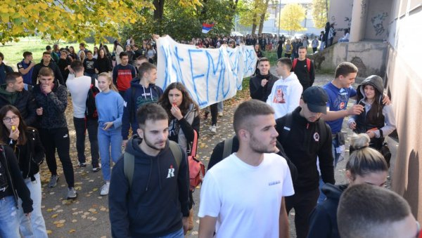 ЂАЦИ НА НАСТАВИ, ЕКСКУРЗИЈА У ПЛАНУ: Завршен протест матураната краљевачке Гимназије ЂАЦИ НА НАСТАВИ, ЕКСКУРЗИЈА У ПЛАНУ: Завршен протест матураната краљевачке Гимназије
