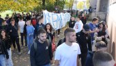 ĐACI NA NASTAVI, EKSKURZIJA U PLANU: Završen protest maturanata kraljevačke Gimnazije ĐACI NA NASTAVI, EKSKURZIJA U PLANU: Završen protest maturanata kraljevačke Gimnazije