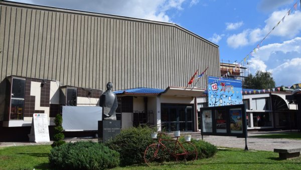 ОБОГАЋЕН ПРАТЕЋИ ПРОГРАМ: И округли сто на Данима комедије“ у Јагодини ОБОГАЋЕН ПРАТЕЋИ ПРОГРАМ: И округли сто на Данима комедије“ у Јагодини