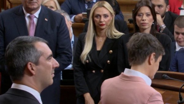 ОРЛИЋ СЕ НАШАЛИО СА МИНИСТАРКОМ: Сада је време да се удаш ОРЛИЋ СЕ НАШАЛИО СА МИНИСТАРКОМ: Сада је време да се удаш