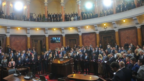 ЗАКЛЕТВА - ПЕЧАТ НА ВЛАДУ: Гласовима 157 посланика, у Скупштини изабран министарски тим који обећава искључиво просрпски курс ЗАКЛЕТВА - ПЕЧАТ НА ВЛАДУ: Гласовима 157 посланика, у Скупштини изабран министарски тим који обећава искључиво просрпски курс