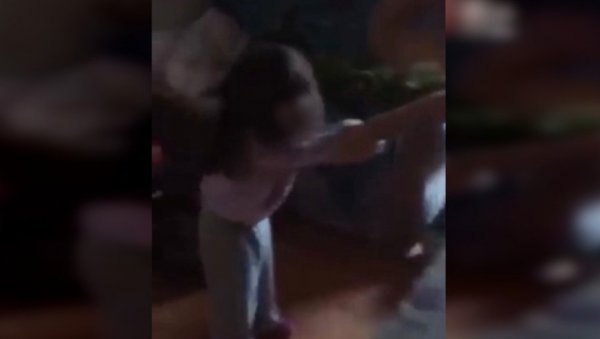 СНИМАК НАСИЉА НАД ДЕВОЈЧИЦОМ ШОКИРАО СРБИЈУ: Жена је крвнички туче по глави и баца је на под (УЗНЕМИРУЈУЋИ ВИДЕО) СНИМАК НАСИЉА НАД ДЕВОЈЧИЦОМ ШОКИРАО СРБИЈУ: Жена је крвнички туче по глави и баца је на под (УЗНЕМИРУЈУЋИ ВИДЕО)